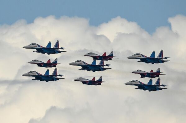 Lovci MiG-29 i Su-30SM pilotskih grupa Ruski vitezovi i Striži na probi vazdušnog dela parade pobede - Sputnik Srbija
