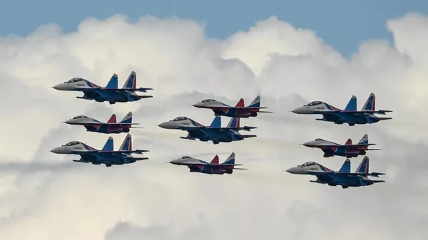Истребители МиГ-29 и Су-30СМ пилотажных групп Русские витязи и Стрижи в полетном порядке Кубинский бриллиант на репетиции воздушной части парада в честь 77-й годовщины Победы - Sputnik Србија
