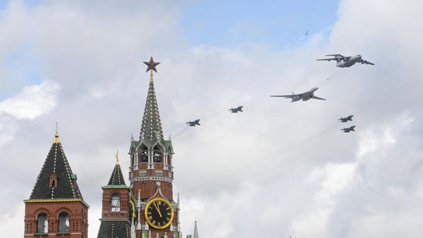 Авион-цистерна Ил-78, стратешки бомбардер Ту-160 и ловци пресретачи МиГ-31БМ на проби ваздушног дела параде победе  - Sputnik Србија