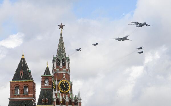 Авион-цистерна Ил-78, стратешки бомбардер Ту-160 и ловци пресретачи МиГ-31БМ на проби ваздушног дела параде победе  - Sputnik Србија