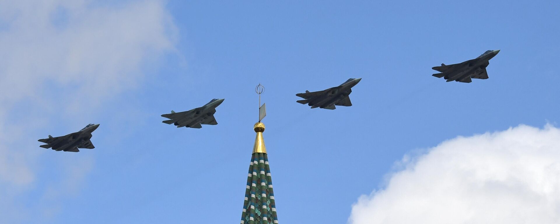 Многофункциональные истребители пятого поколения Су-57 на репетиции воздушной части парада Победы в Москве Многофункциональные истребители пятого поколения Су-57 на репетиции воздушной части парада Победы в Москве - Sputnik Србија, 1920, 18.11.2025