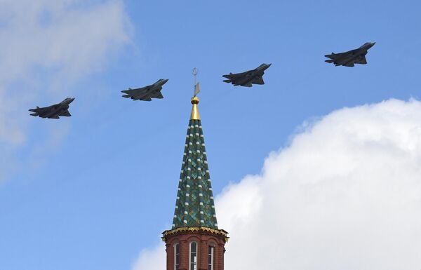 Višenamenski lovci pete generacije Su-57 na probi vazdušnog dela parade pobede  - Sputnik Srbija
