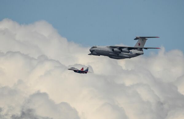 Авион-цистерна Ил-78 и вишенаменски ловац МиГ-29 пилотске групе Стрижи на проби ваздушног дела параде победе - Sputnik Србија