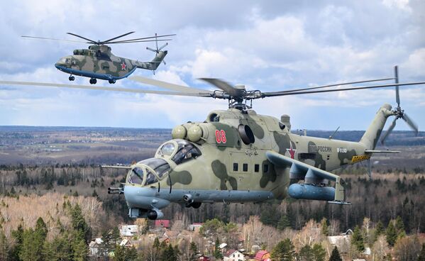 Тешки вишенаменски хеликоптер Ми-26 у ударни хеликоптер Ми-24 на проби ваздушног дела параде победе - Sputnik Србија