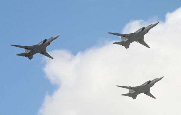 Hipersonični bombarderi dugog dometa Tu-22M3 na probi vazdušnog dela parade pobede - Sputnik Srbija