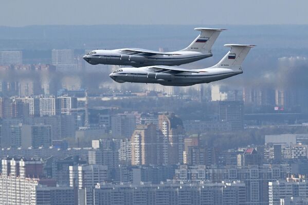 Тешки транспортни авиони Ил-76МД на проби ваздушног дела параде победе - Sputnik Србија