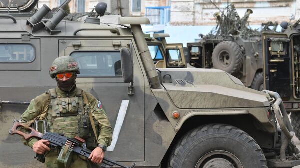 Припадник руских снага поред оклопног возила Тигар у Харковској области - Sputnik Србија