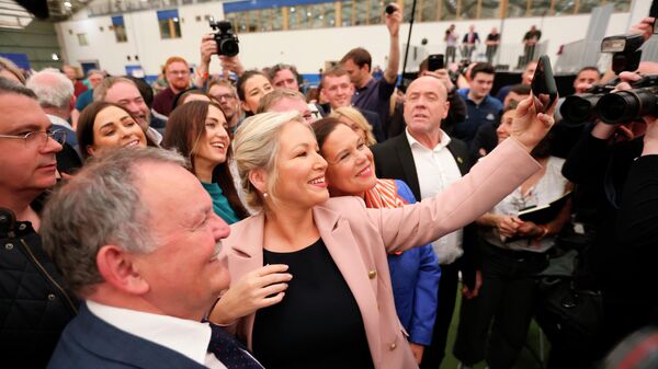 Liderka Šin Fejna Meri Lu Mekdonald i potpredsednica Mišel O Nil slave pobedu na izborima u Severnoj Irskoj - Sputnik Srbija