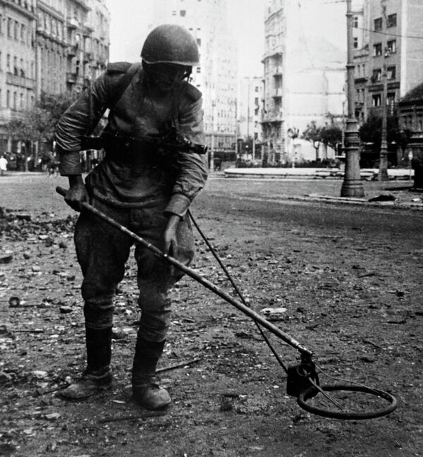 Совјетски сапер разминира један од тргова у Београду. 1944. године - Sputnik Србија