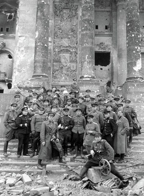 Група совјетских ратних дописника у Рајхстагу. - Sputnik Србија