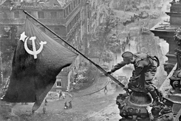 Veliki otadžbinski rat 1941-1945 Zastava pobede nad Berlinom. - Sputnik Srbija