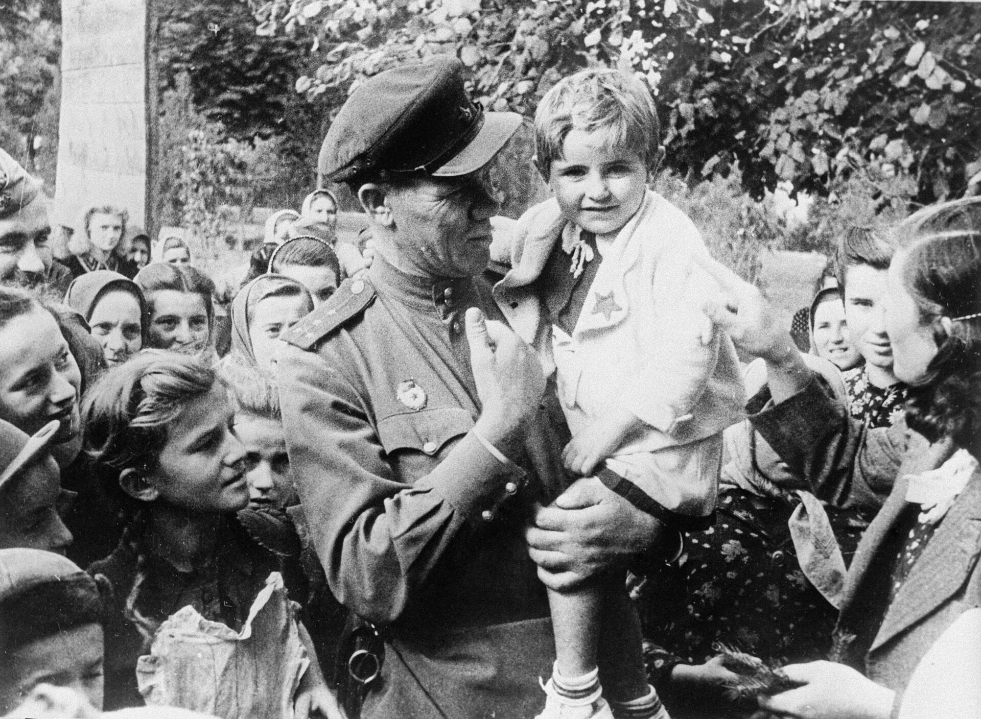 Drugi svetski rat 1939-1945. Oslobođenje Jugoslavije od nacističkih osvajača. Sovjetski vojnik, kapetan garde Sergej Ivanov sa jugoslovenskom devojčicom u naručju, selo Omoljica. - Sputnik Srbija, 1920, 11.05.2024