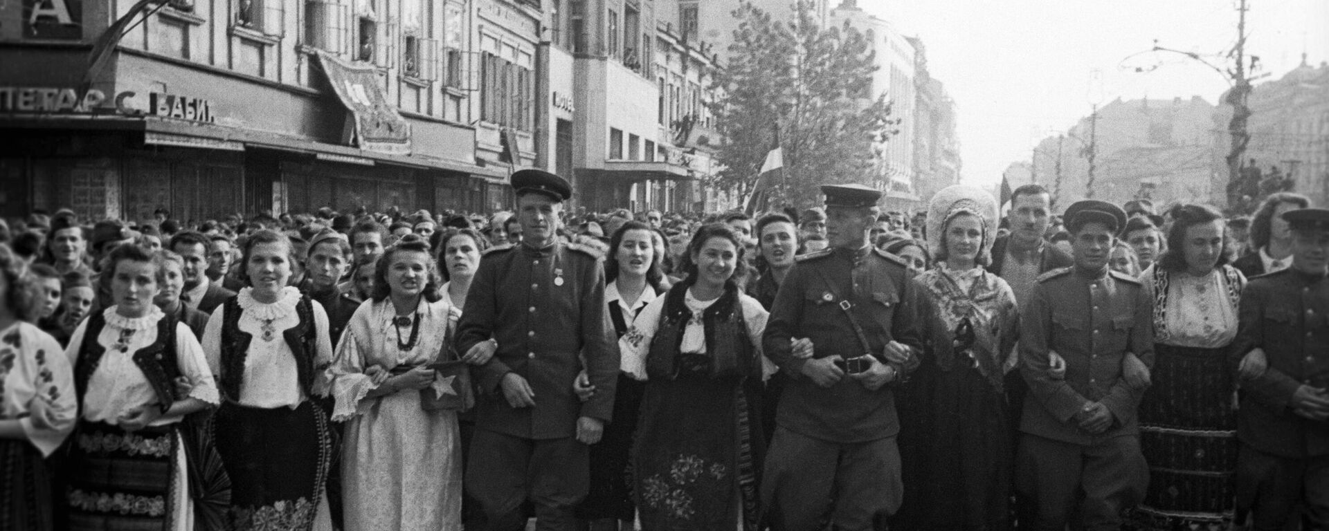 Veliki otadžbinski rat 1941-1945. Stanovnici oslobođenog Beograda sa sovjetskim vojnicima. - Sputnik Srbija, 1920, 18.10.2024