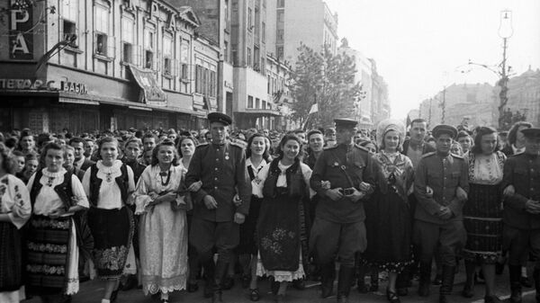 Veliki otadžbinski rat 1941-1945. Stanovnici oslobođenog Beograda sa sovjetskim vojnicima. - Sputnik Srbija