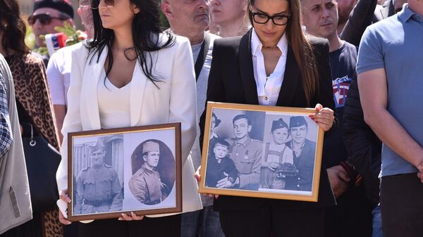 Učesnici Besmrtnog puka u Beogradu nose slike svojih predaka - Sputnik Srbija