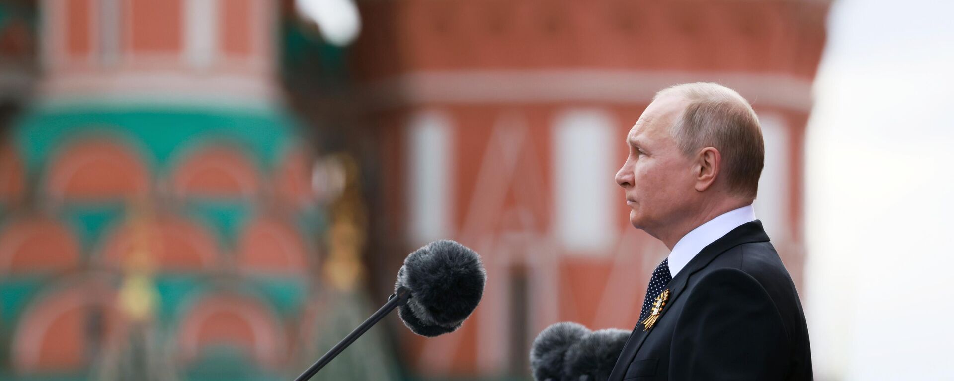Predsednik Rusije Vladimir Putin na vojnoj paradi u čast 77. godišnjice pobede u Drugom svetskom ratu - Sputnik Srbija, 1920, 09.05.2022