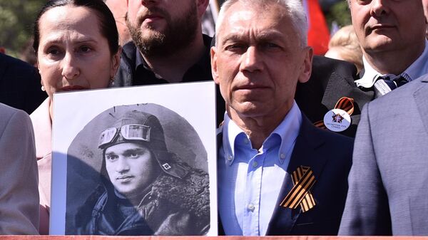 Aleksandar Bocan-Harčenko nosi sliku svog dede Anatolija Bocan-Ivanoviča,  koji je kao pilot poginuo u vazdušnom boju  - Sputnik Srbija