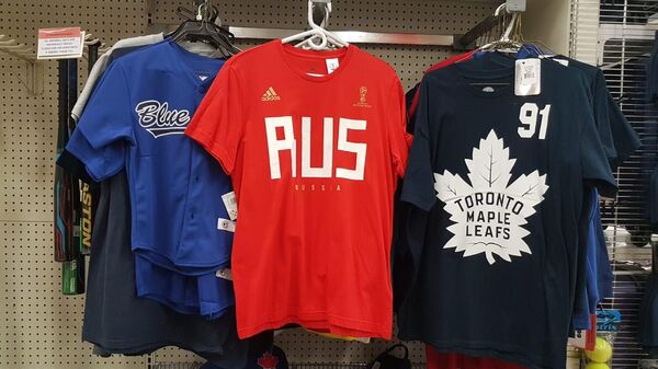 Majica sa oznakom Rusija u prodavnici u blizini Toronta u Kanadi - Sputnik Srbija
