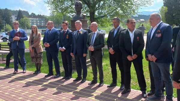 Polaganje venaca na spomenik maršalu Žukovu u Beranama povodom Dana pobede - Sputnik Srbija