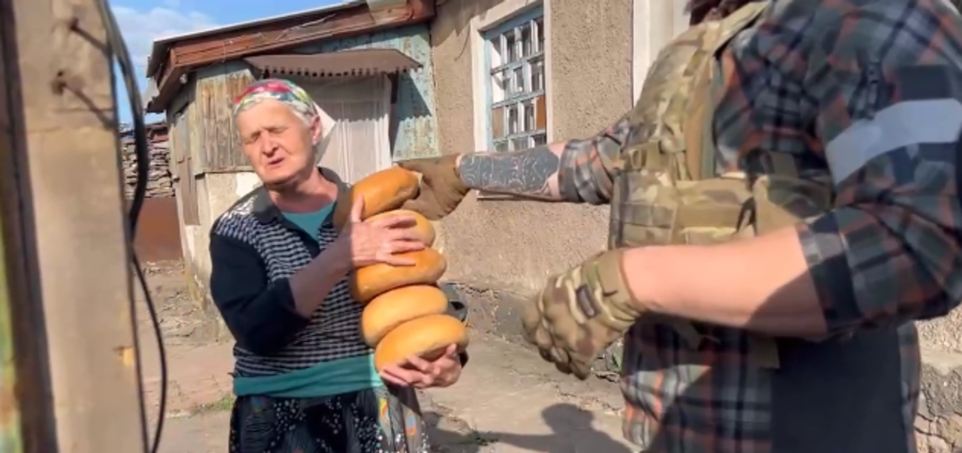 Ruska vojska deli hranu meštanima u oslobođenim zonama Donbasa - Sputnik Srbija, 1920, 05.06.2022