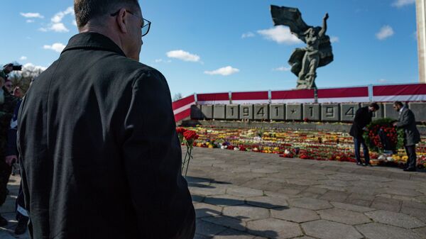 Cveće na spomeniku Oslobodiocima u Rigi položeno na Dan pobede - Sputnik Srbija