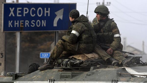 Ruski vojnici na oklopnom vozilu u blizini Hersona - Sputnik Srbija
