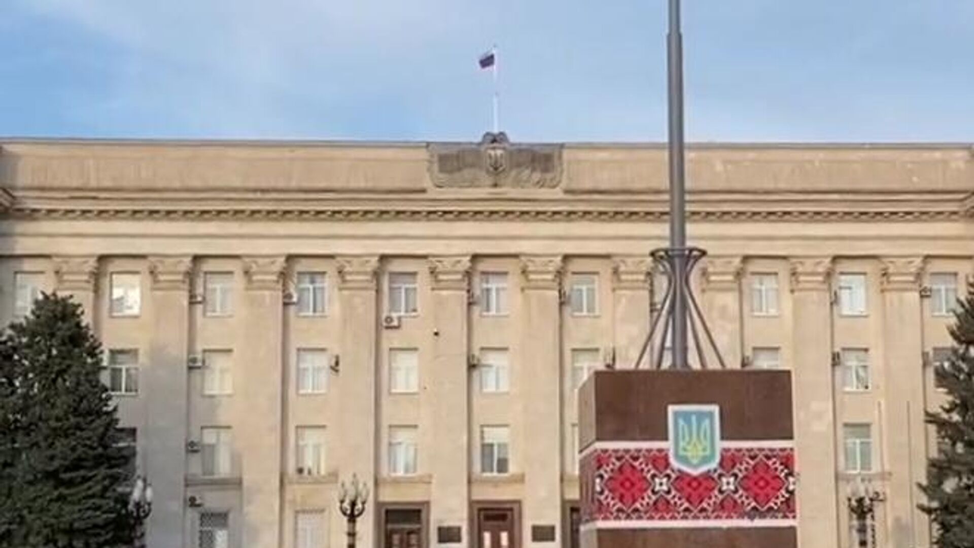 Zastava Rusije na zgradi gradske administracije Hersona - Sputnik Srbija, 1920, 11.05.2022