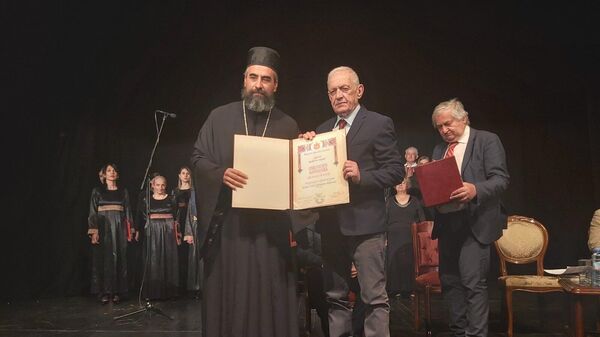 Владика Методије уручује награду Извиискра Његошева писцу Милосаву Тешићу - Sputnik Србија