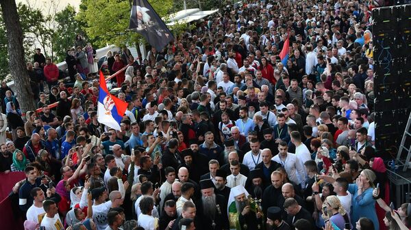 Vernici okupljeni ispred manastira Ostrog tokom posete patrijarha Porfirija - Sputnik Srbija