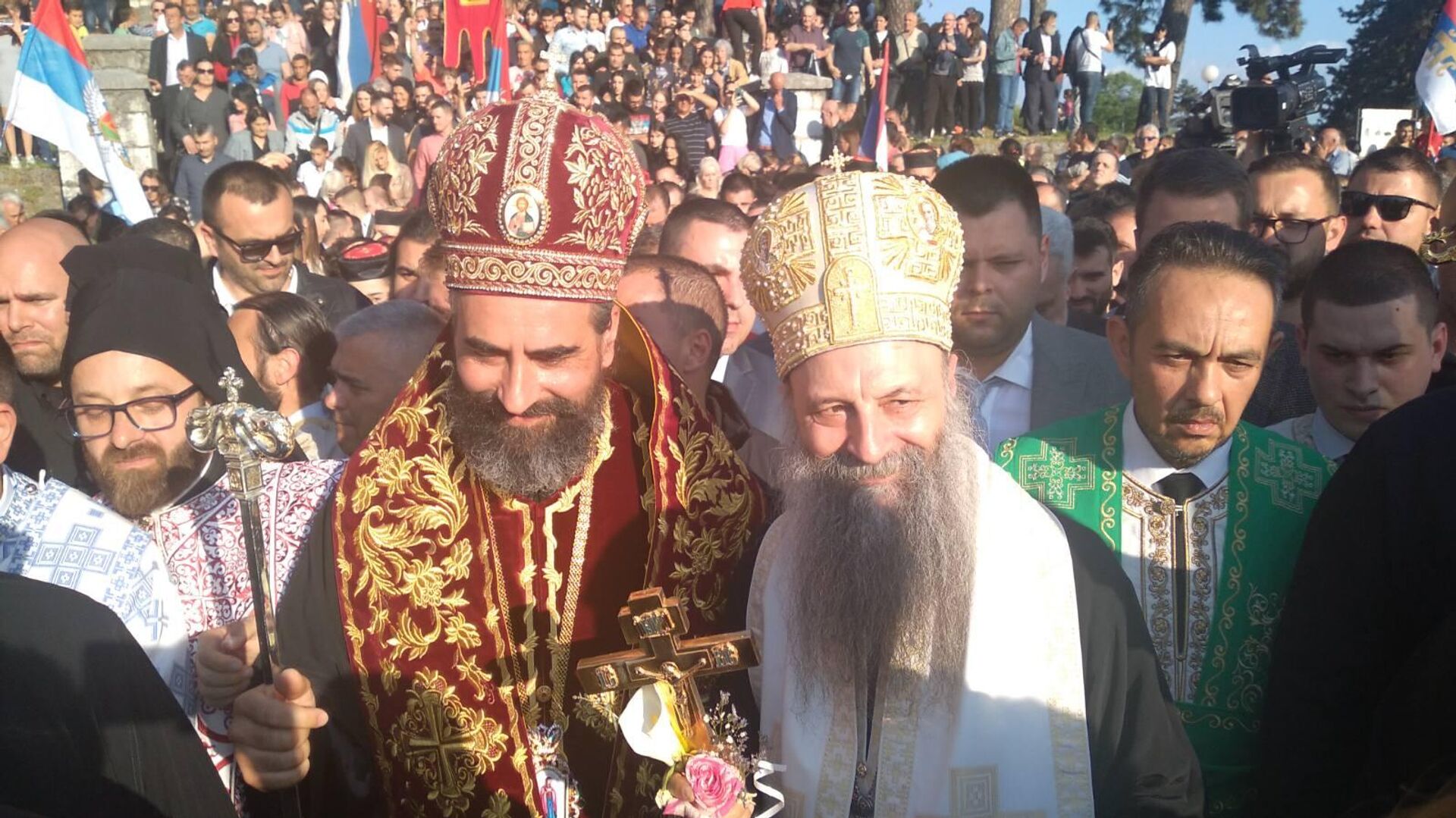 Episkop budimljansko-nikšićki Metodije i patrijarh Porfirije na litiji u Nikšiću - Sputnik Srbija, 1920, 16.07.2025