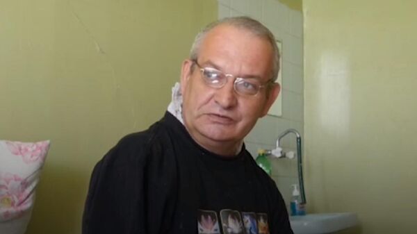 Становник Маријупоља прича о томе како су припадници Азова пљачкали продавнице - Sputnik Србија