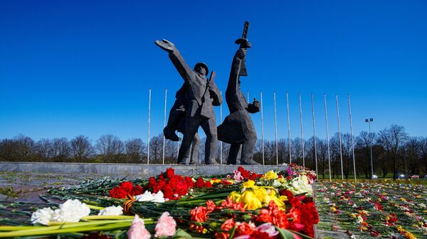 Spomenik Oslobodiocima u Rigi - Sputnik Srbija