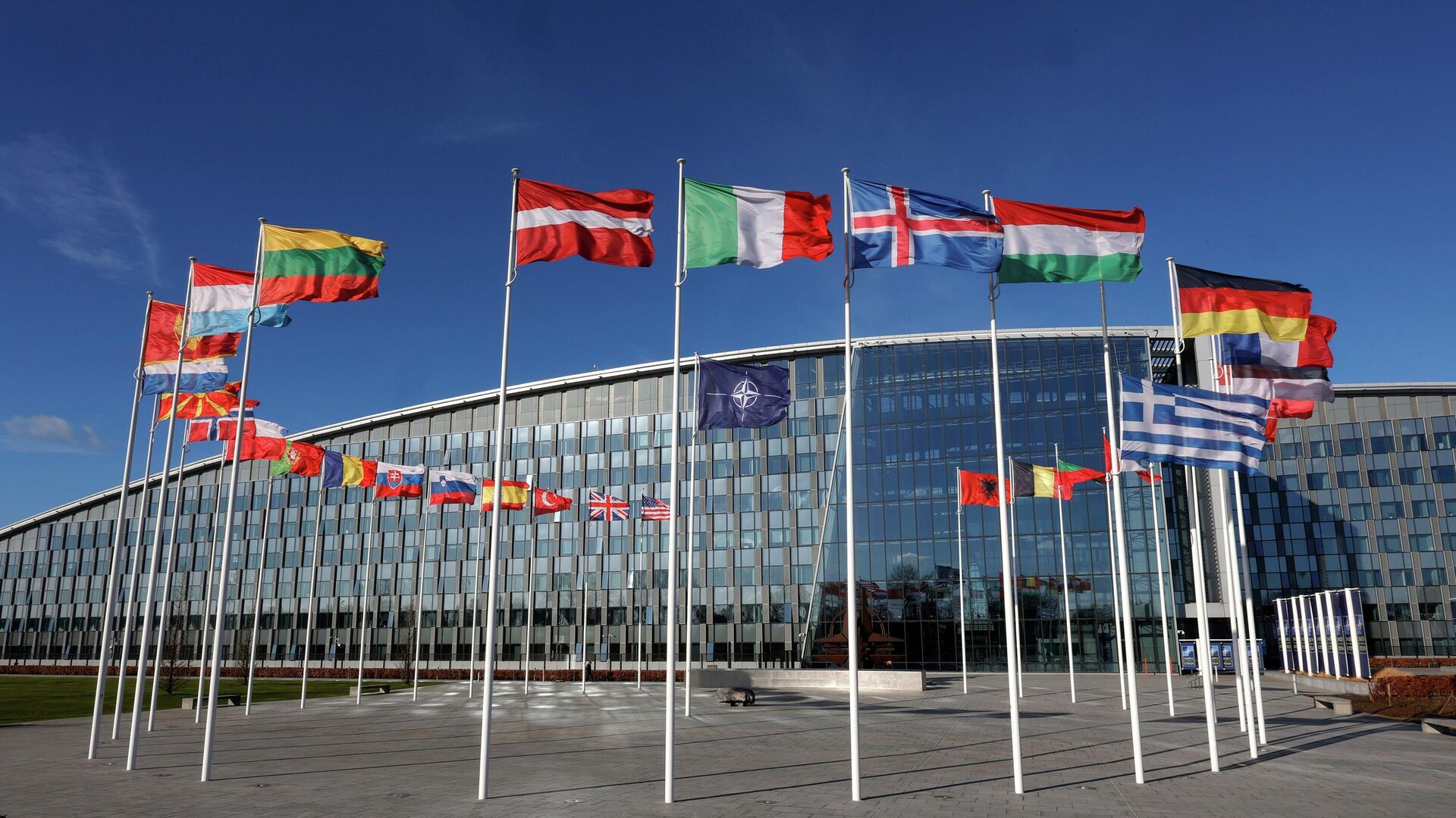 Zastave zemalja-članica NATO-a ispred sedišta organizacije u Briselu - Sputnik Srbija, 1920, 15.05.2022