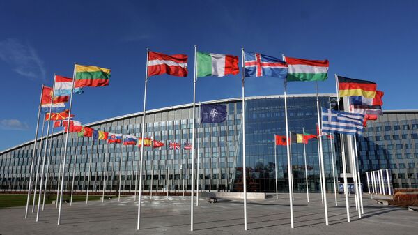Zastave zemalja-članica NATO-a ispred sedišta organizacije u Briselu - Sputnik Srbija