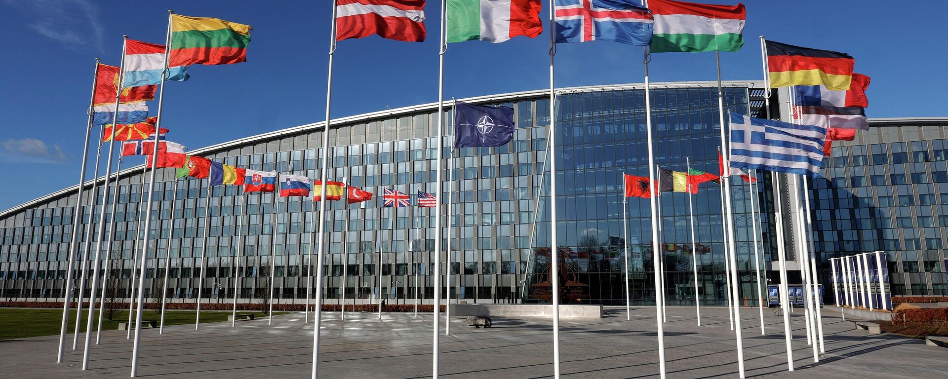 Zastave zemalja-članica NATO-a ispred sedišta organizacije u Briselu - Sputnik Srbija, 1920, 23.06.2022