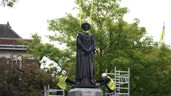 Postavljanje statue bivše britanske premijerke Margaret Tačer u njenom rodnom gradu. - Sputnik Srbija