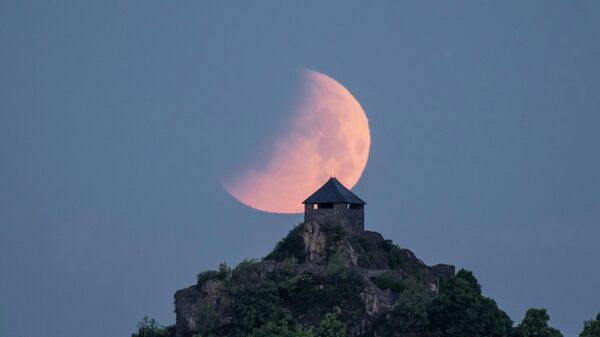 Pomračenje meseca viđen iznad zamka Salgo u Mađarskoj. - Sputnik Srbija