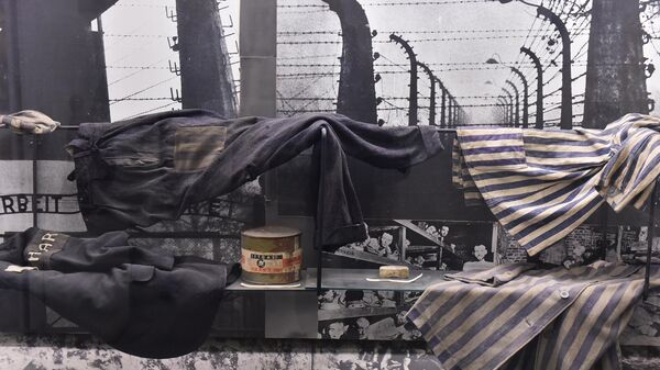 Оргинална логорашка одећа, сапун од људских лешева и конзерва са отровним гасом Циклон Б излоћени у Јеврејском историјском музеју - Sputnik Србија