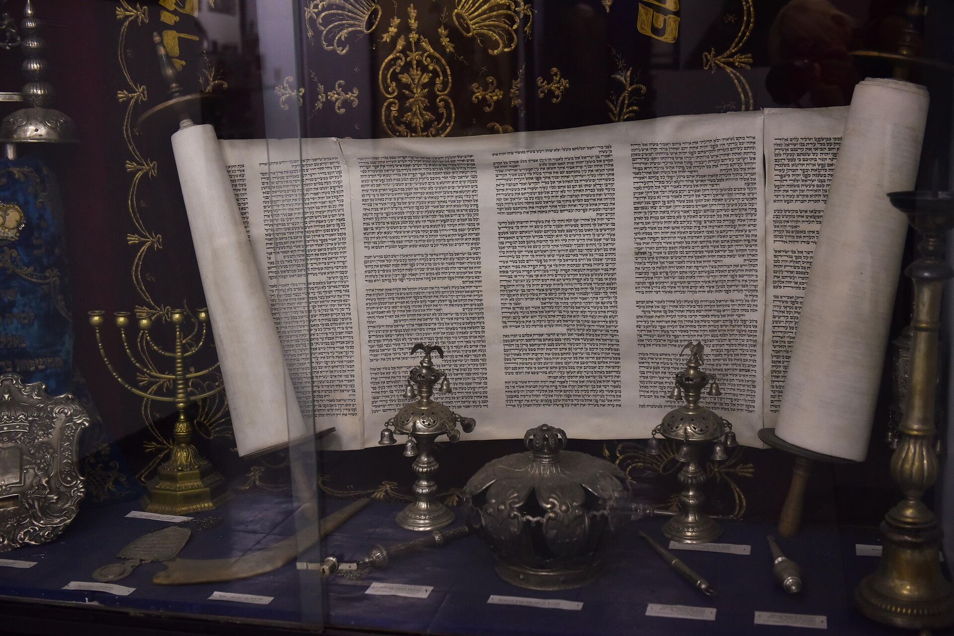 Otvorena Tora sa pokazivačima za tekst i ostalim religijskim simbolima judaizma - Sputnik Srbija, 1920, 17.05.2022