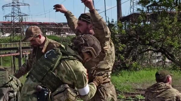 Сдача в плен украинских военных и боевиков с Азовстали в Мариуполе - Sputnik Србија