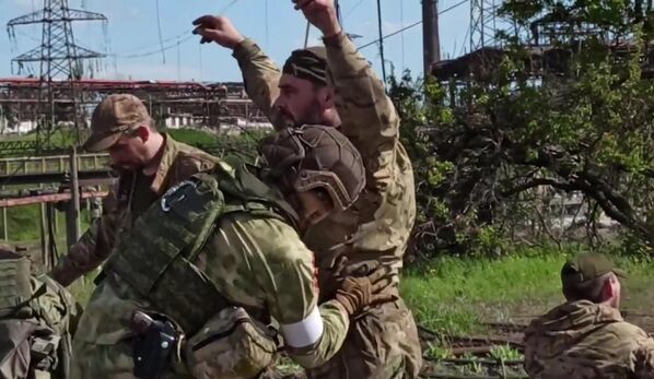 Украјински војници из „Азовстаља“ предали су се у Маријупољу (скриншот видео снимка). У протекла 24 часа предало се 265 украјинских војника, укључујући 51 рањеног. Они којима је била потребна медицинска помоћ, послати су у болницу у  Новоазовску. - Sputnik Србија