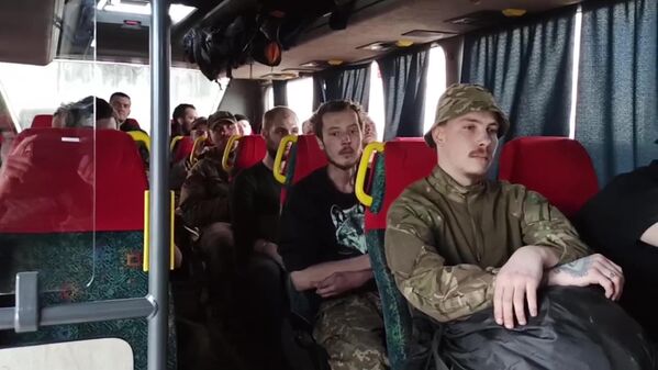 Украјински војници из „Азовстаља“ предали су се у Маријупољу (скриншот видео снимка). У протекла 24 часа предало се 265 украјинских војника, укључујући 51 рањеног. Они којима је била потребна медицинска помоћ, послати су у болницу у  Новоазовску. - Sputnik Србија