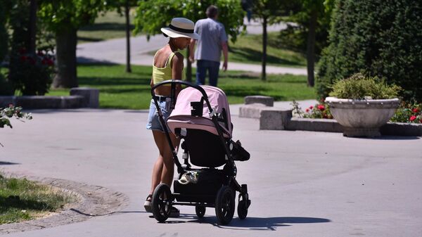 Mama sa bebom u šetnji Kalemegdanom - Sputnik Srbija