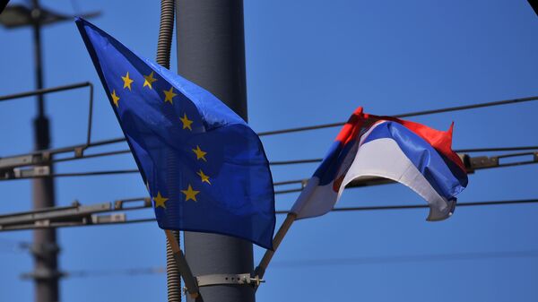 Zastave Srbije i EU - Sputnik Srbija