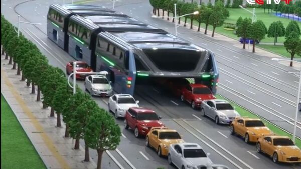 U Kini prikazan koncept autobusa ispod kog mogu da prođu automobili - Sputnik Srbija
