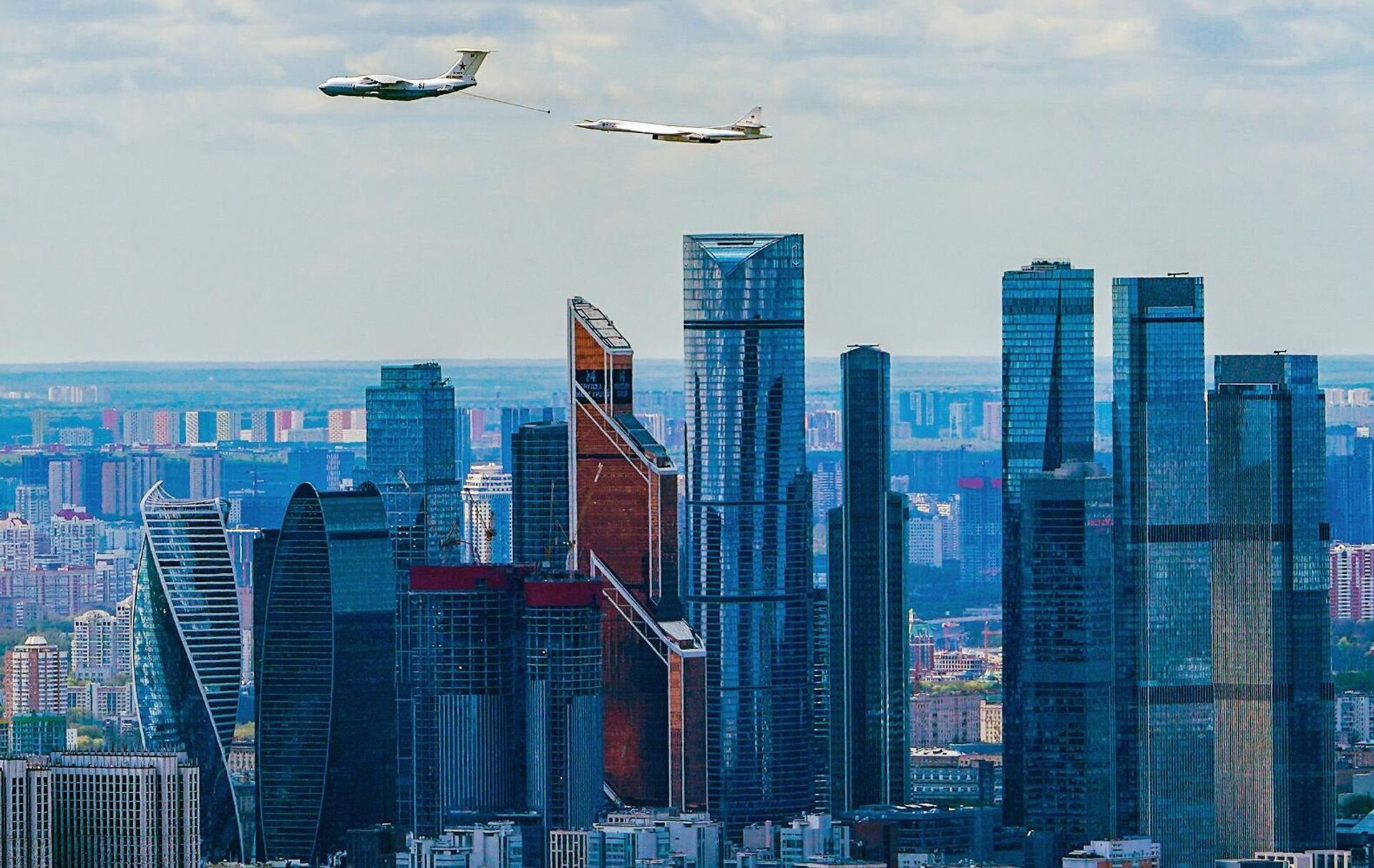 Avion-cisterna Il-78 i strateški bombarder Tu-160 proleću iznad poslovnog dela grada Moskva siti - Sputnik Srbija, 1920, 12.08.2022