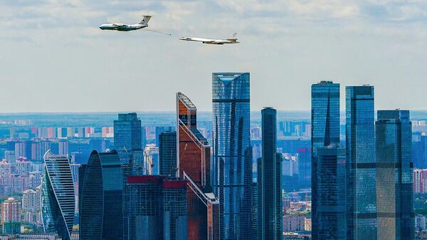 Avion-cisterna Il-78 i strateški bombarder Tu-160 proleću iznad poslovnog dela grada Moskva siti - Sputnik Srbija