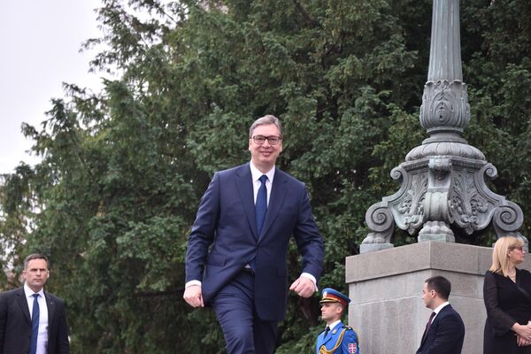 Председник Вучић се кратко обратио грађанима окупљеним уочи церемоније. - Sputnik Србија