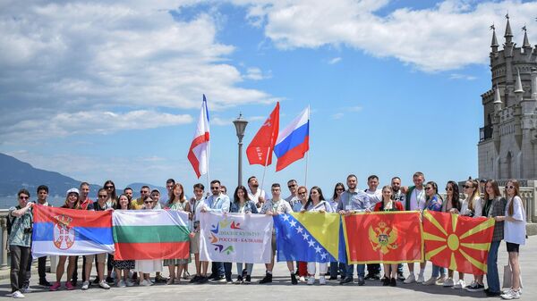 Učesnici Međunarodnog omladinskog foruma Dijalog kultura: Rusija - Balkan na Krimu - Sputnik Srbija
