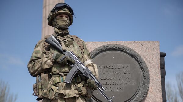 Руски војник испред меморијалног комплекса у Херсону - Sputnik Србија